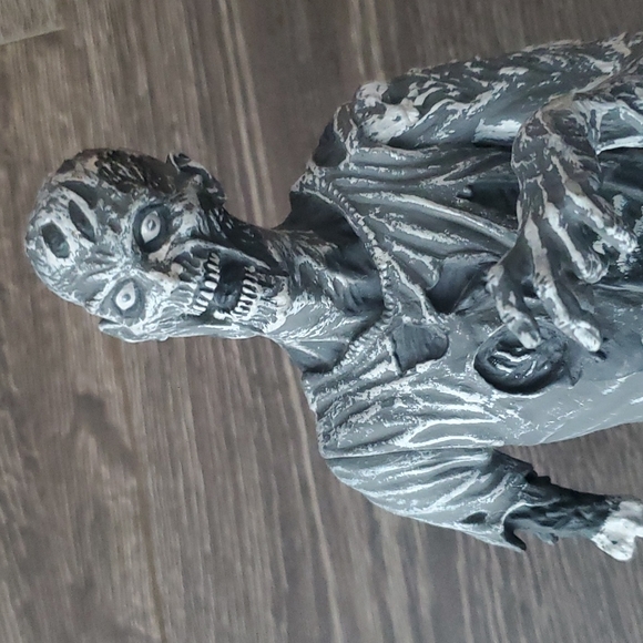 The Walking Dead Diamond Select Toys Zombie Coin Bank 2012 B&W - Piggy Bank - Picture 5 of 9